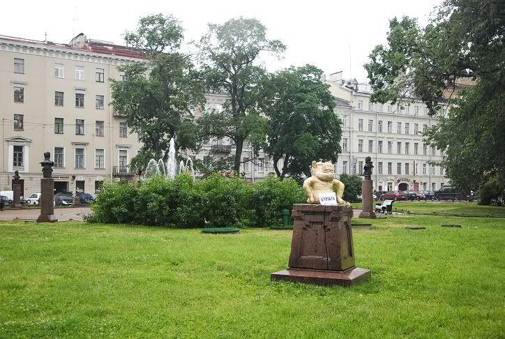 На Манежной площади установлен памятник русской буржуазии: Акция ДСПА 