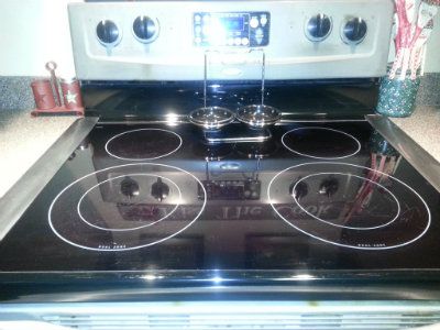 Nice shiney glass stove top cleaned with baking soda